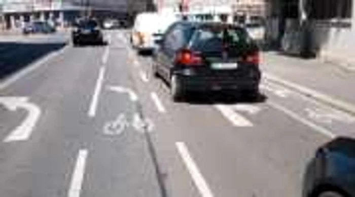 Viena - semnalizarea rutieră a benzilor pentru biciclete ajută participanţii la trafic, direcţionând bicicliştii pentru a se încadra corect pe benzi şi atrăgând atenţia şoferilor asupra existenţei bicicliştilor în trafic.