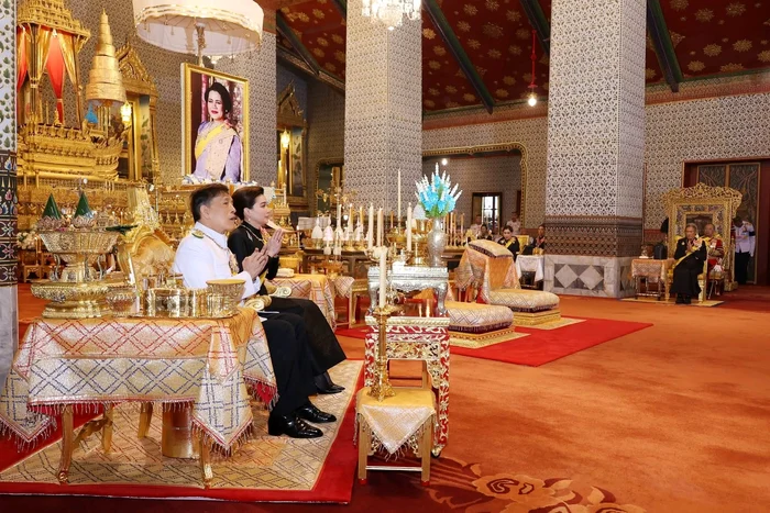 Regele Rama X al Thailandei și soția sa foto Facebook jpg