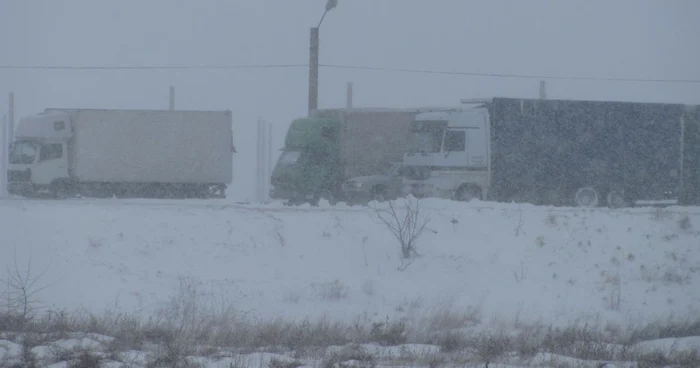 Traficul rutier a fost redeschis şi pentru tiruri