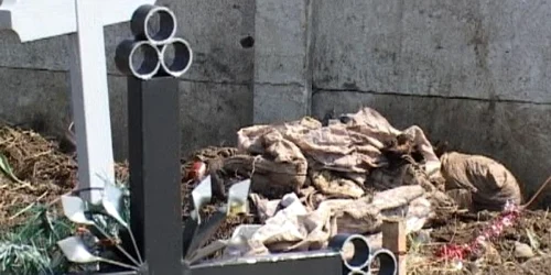 Osemintele au fost găsite lângă gardul cimitirului