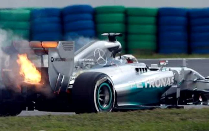 Motorul monopostului condus de Lewis Hamilton a luat foc în timpul calificărilor pentru Marele Premiu al Ungariei. FOTO: EPA