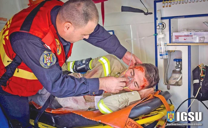 
    Voluntarii din cadrul  exercițiului au fost  machiați, astfel încât  să pară răniți  