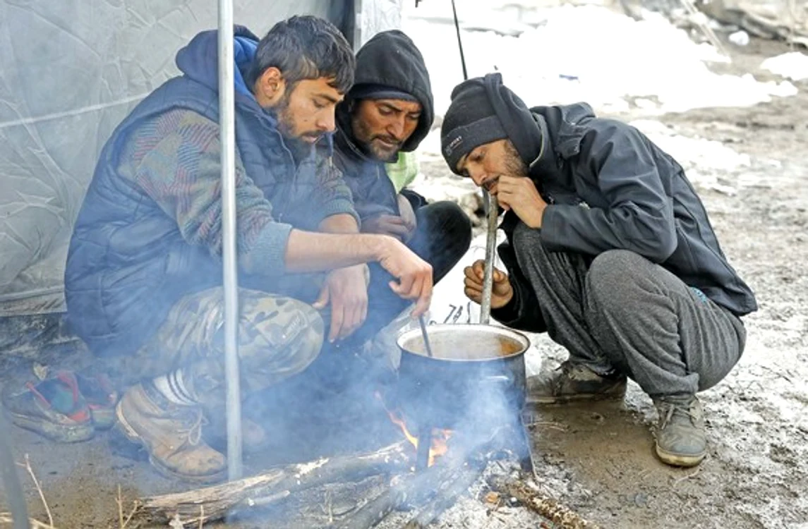 
    Înfruntă iarna năprasnică din Alpi pentru  a ajunge în Franţa, Germania sau Anglia  
