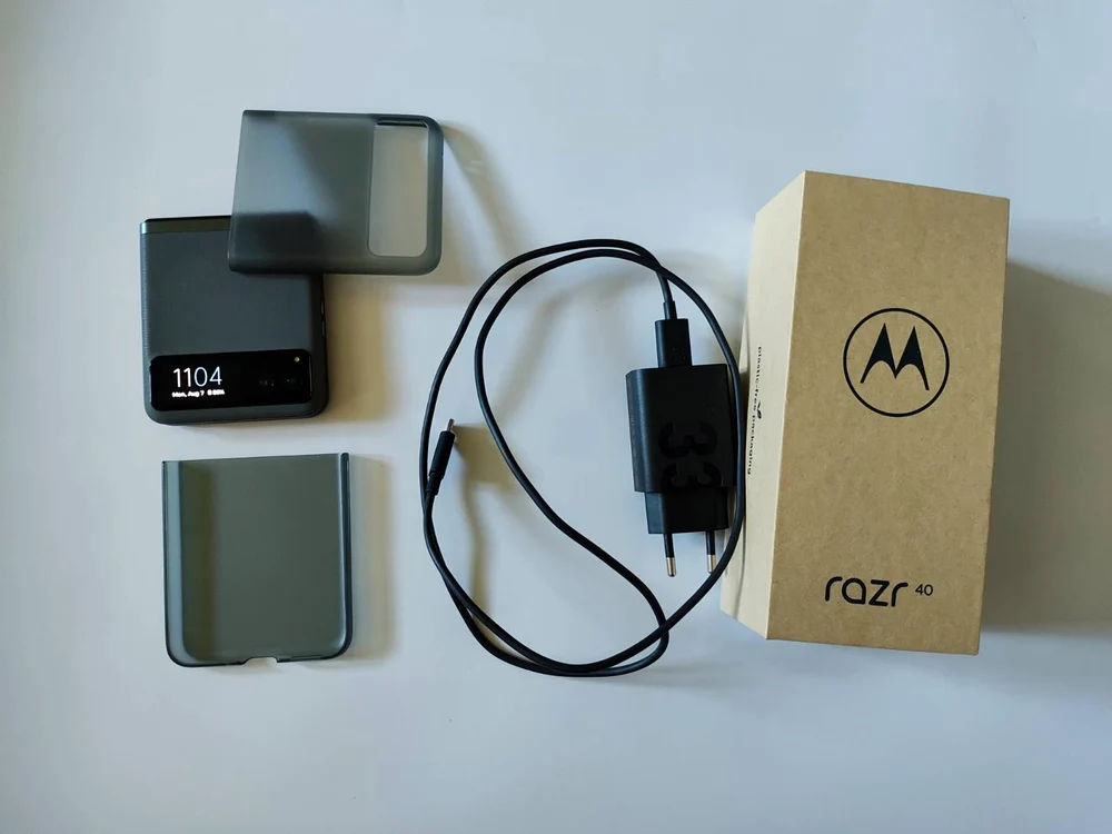 Motorola RAZR 40 cutie, husă și încărcător. foto Adrian Pogîngeanu