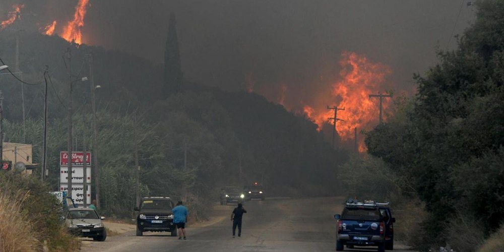 Incendii devastatoare în Grecia: mii de oameni evacuați. Pompieri români, trimiși în ajutor