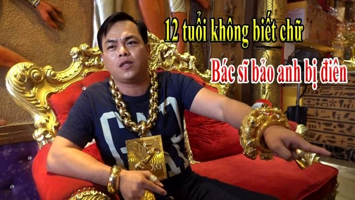 Bărbatul ăsta a devenit ceelbru pentru că poartă 13 kilograme de aur