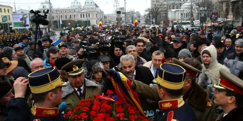 Revoluţionarii nu i-au lăsat pe militari să depună coroana venită din partea Guvernului       Foto: Marian Iliescu