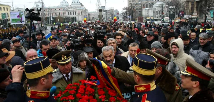 Revoluţionarii nu i-au lăsat pe militari să depună coroana venită din partea Guvernului       Foto: Marian Iliescu