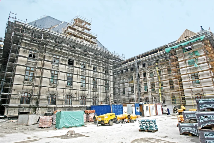 
    Lucrările au început în urmă cu cinci  ani și constau, printre altele, în refacerea  fațadei, înlocuirea acoperișului și  reamenajarea curții interioare  