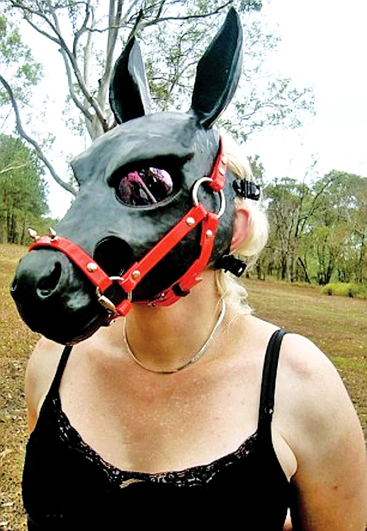 Şi-a confecţionat o mască foarte asemănătoare cu capul de cal