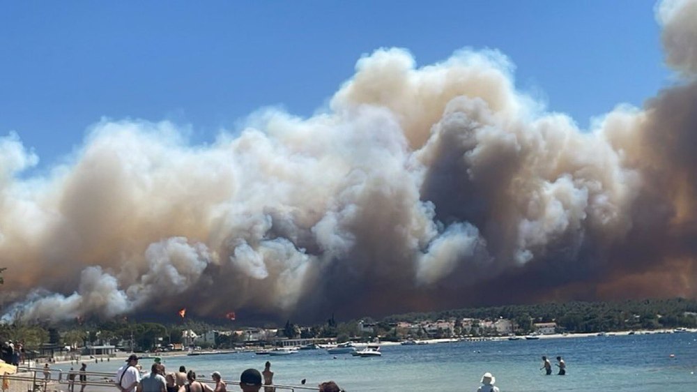 Strâmtoarea Dardanele şi un aeroport din Turcia, închise din cauza incediilor masive de vegetaţie. Sute de persoane au fost evacuate