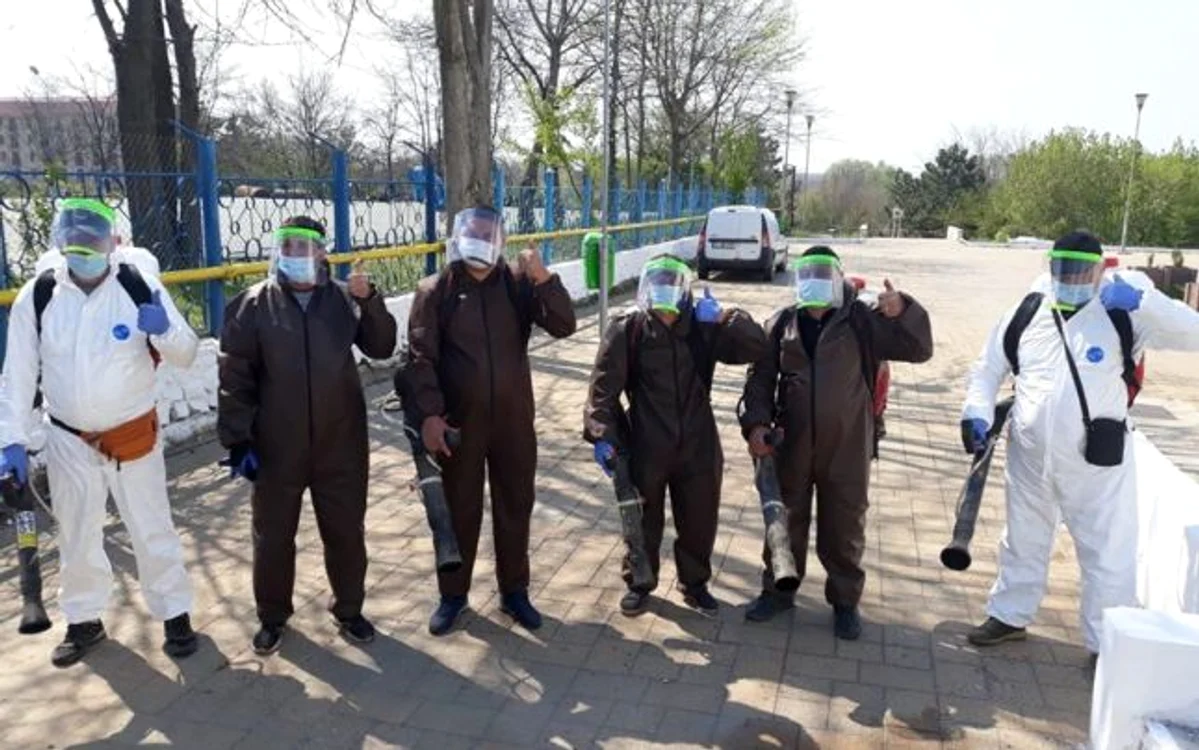 Angajaţii Primăriei au reluat splălarea străzilor şi a trotuarelor FOTO Facebook/PMC