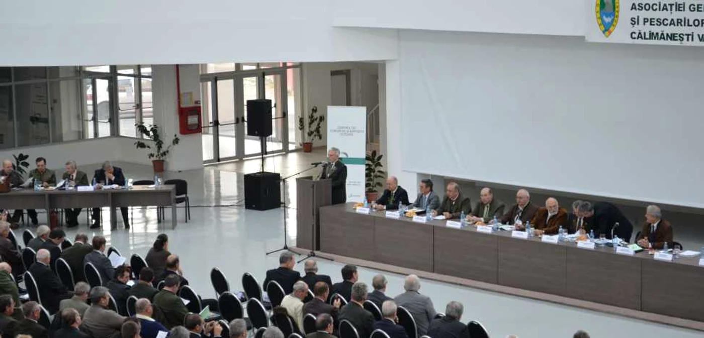Guvernatorul Mugur Isarescu, reales presedintele vanatorilor si pescarilor sportivi din Romania