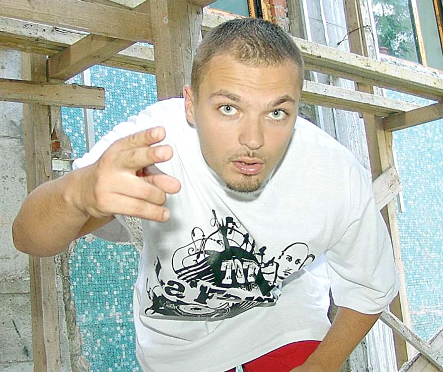 
    Cântăreţul avea un Mercedes Viano  