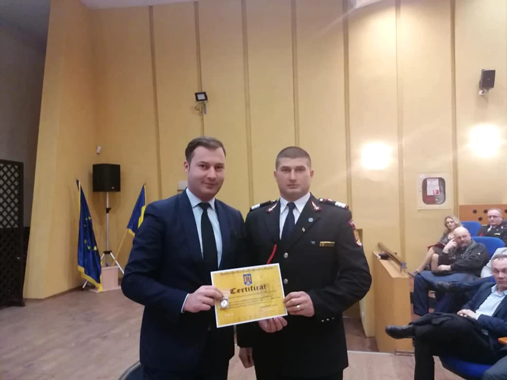 
    Plutonierul major Florin Asmarandei a primit titlul de ”pompierul anului” din județul Neamț. Distincţia i-a fost acordată de către prefectul George LazărFOTO: Facebook  