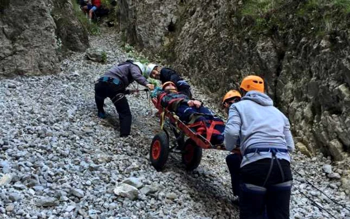 Copilul de şapte ani a fost transportat la ambulanţă