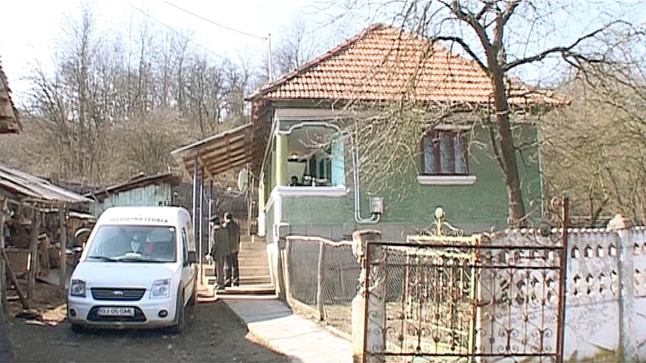 
    Trupul bărbatului a fost ridicat din propria locuinţă şi a fost dus la IML pentru necropsie  