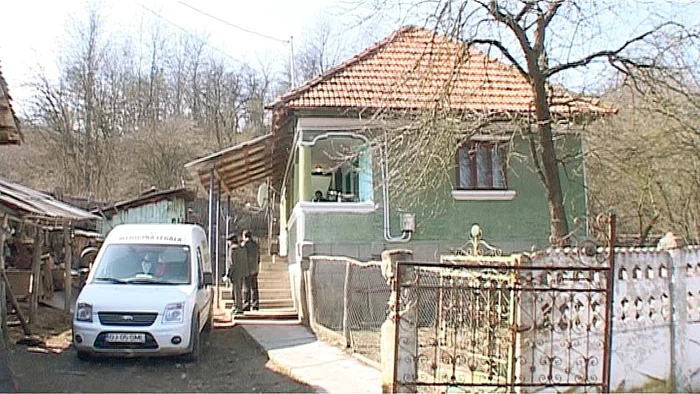 Trupul bărbatului a fost ridicat din propria locuinţă şi a fost dus la IML pentru necropsie