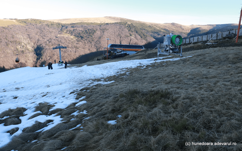 Orașul minier ajuns stațiune, dar fără turiști în lipsa zăpezii. Pasul Vulcan, aproape pustiu VIDEO