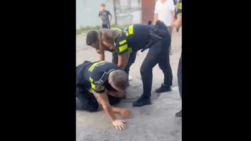 Recidivist arestat după ce a bătut cu bestialitate un bărbat în plină stradă. Trecătorii asistau neputincioși