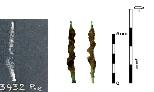 Fotografie originală a artefactului publicată în 1927 de Guy Brunton (stânga) și burghiul propriu-zis Fotografie de Martin Odler (© Newcastle University)