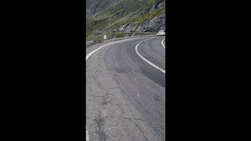 VIDEO Suspendat cu motocicleta pe Transfăgărășan. Turistul american alunecase pe o pată de ulei de pe șosea