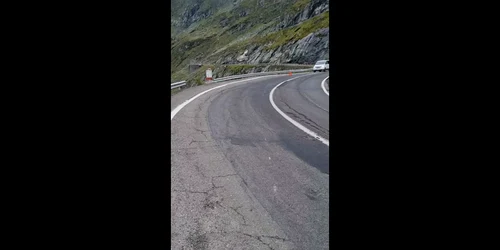 Turist american suspendat cu motocicleta pe Transfăgărășan Sursa Timotour mp4 thumbnail png