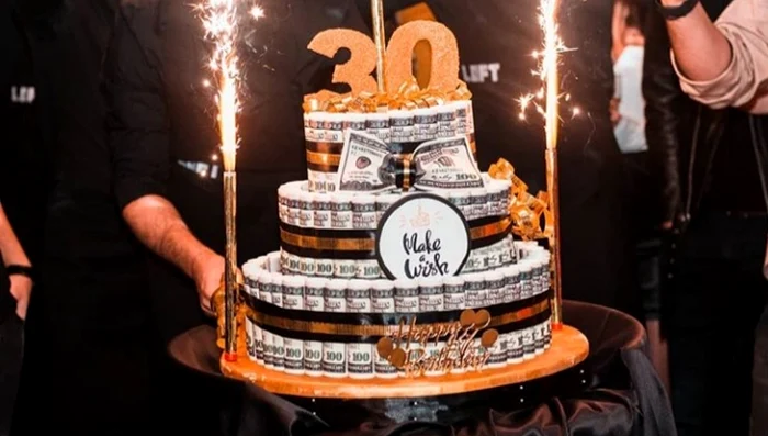 Tortul a fost spectaculos și face referire la piesa „Cu Banii”, pe care What’s Up a lansat-o împreună cu Jo