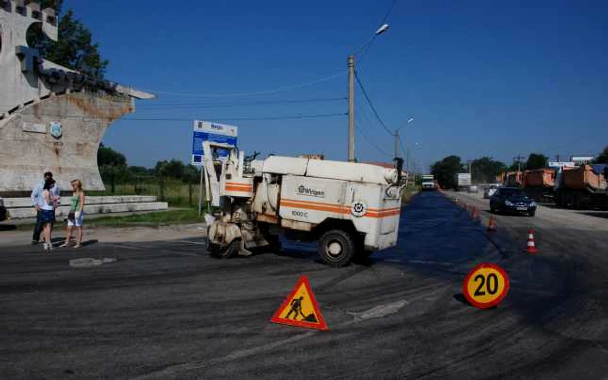 Investiţia urmăreşte, pe lângă modernizarea şi reabilitarea a 13,8 kilometri de drum, şi extinderea şoselei de centură la patru benzi