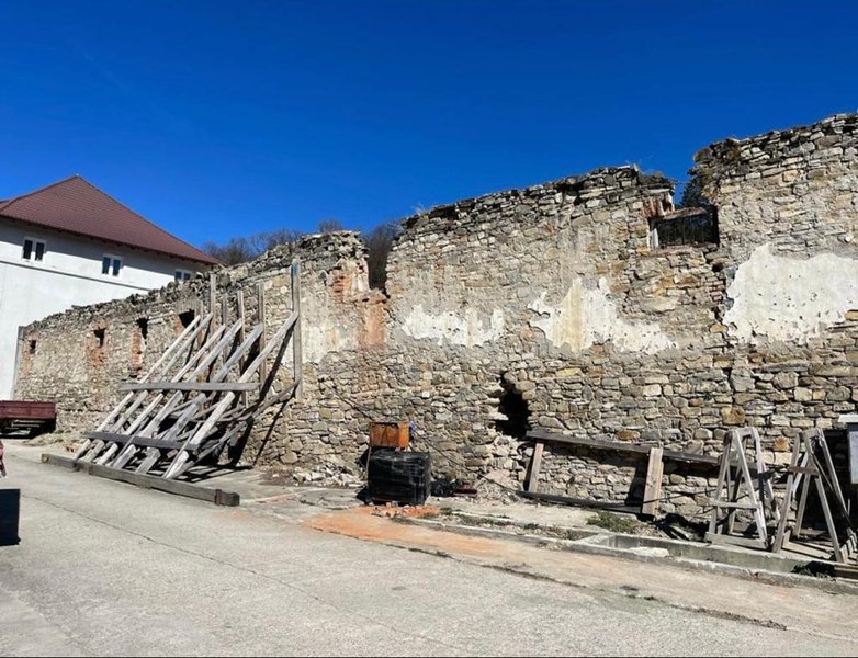 Alunecările de teren pun în pericol o mănăstire din vremea lui Alexandru Lăpuşneanu FOTO