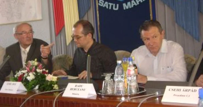 Satu Mare: Premierul Emil Boc şi ministrul transporturilor, Radu Berceanu, în vizită la Satu Mare