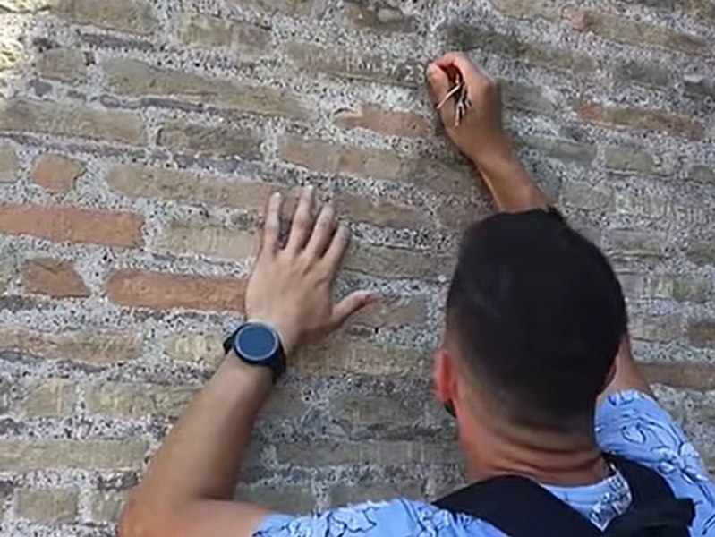 Scuza penibilă a turistului care și-a scris numele pe Colosseum: nu ar fi realizat cât de vechi este VIDEO