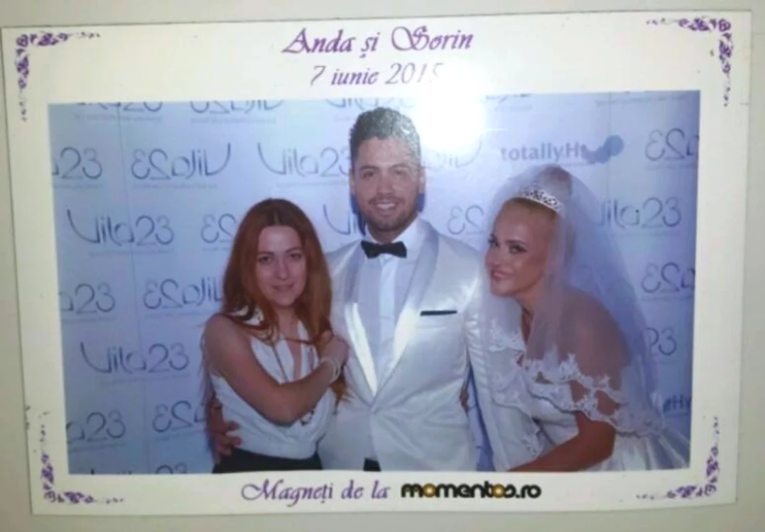 De la nunta Andei Adam, invitații au rămas cu magneți de frigideri imprimați cu pozele lor