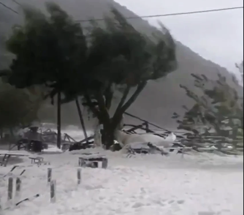 Vântul puternic a umplut plajele din Kefalonia de spumăfoto: captură/Twitter