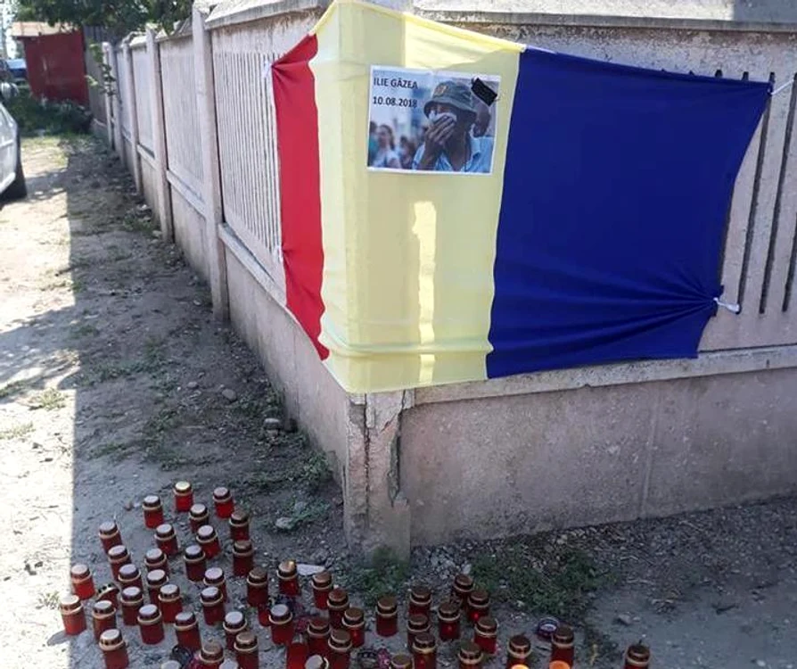 Pe gardul casei în care a locuit Ilie se afla tricolorul și fotografia sa