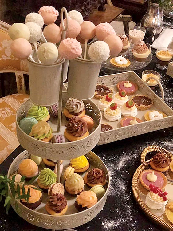 Petrecăreţii s-au delectat cu un tort delicios și un candy bar de la o cofetărie de prestigiu