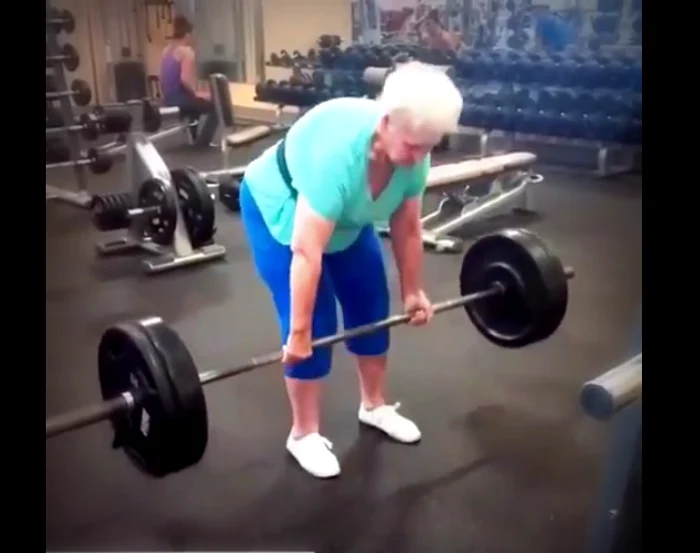 
    Femeia, în vârstă de 78 de ani, poate ridica 100 de kilogrameFoto Youtube  