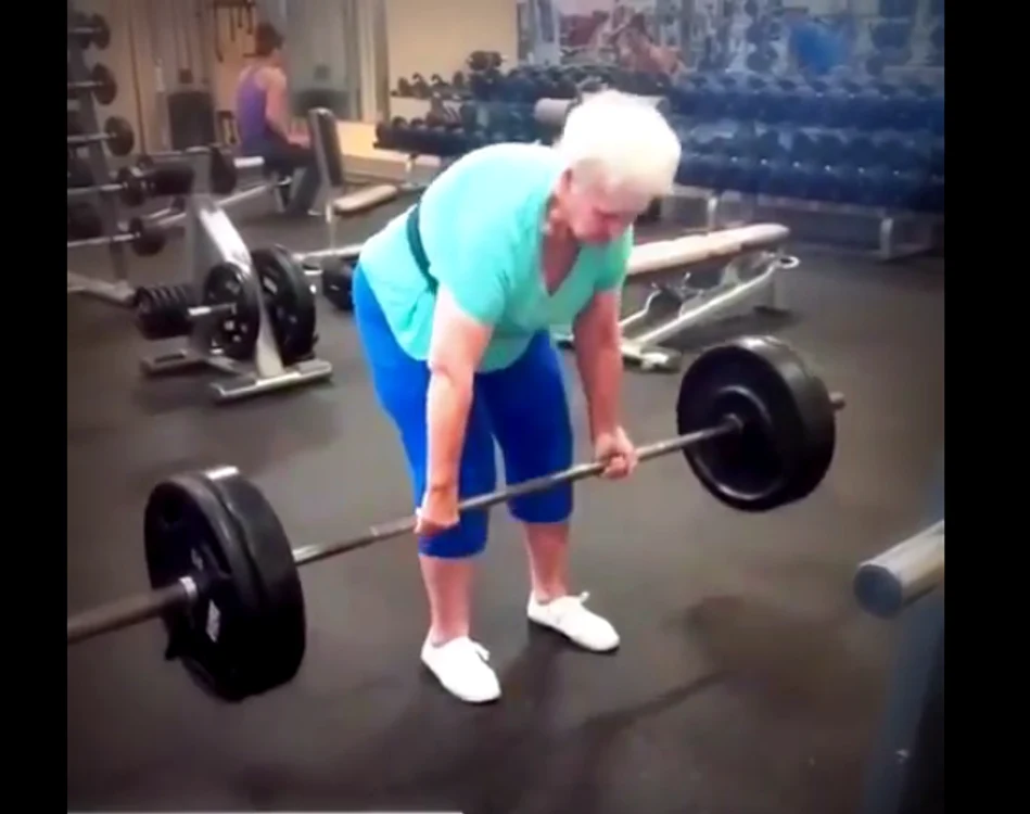 
    Femeia, în vârstă de 78 de ani, poate ridica 100 de kilogrameFoto Youtube  