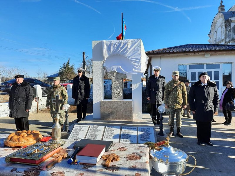 Monumentul celor pentru 99 eroi de război. Visul unui sat, împlinit într-o zi mare FOTO