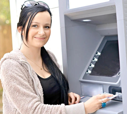 Bancomatul îţi blochează banii dacă nu-i retragi în timp de 20-30 de secunde