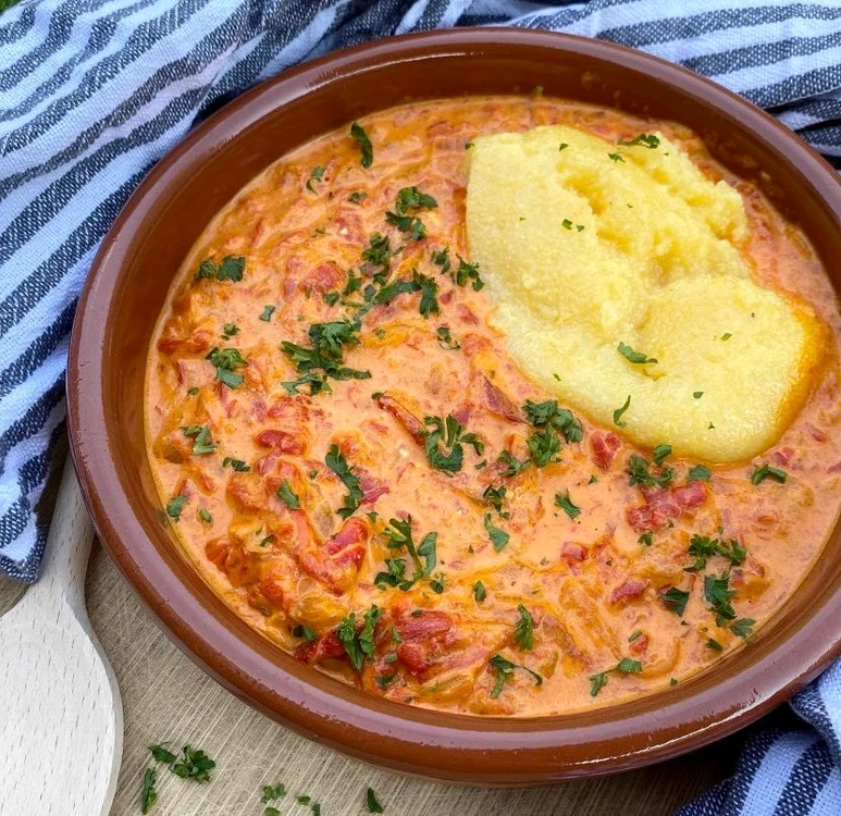 o delicatesă din Transilvania cu mamaliguță și un sos delicios
