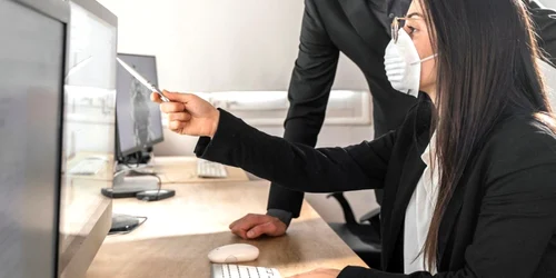 Colegi birou cu masti pe fata FOTO Shutterstock