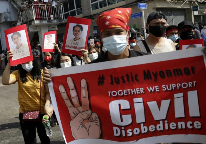 Manifestanţii contra puciului militar din Myanmar au adoptat salutul din Jocurile FoameI FOTO EPA-EFE