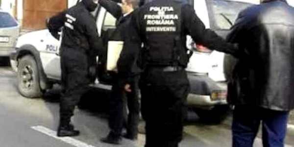 Un grup de 12 infractori, specializat în furturi, a fost destructurat de poliţie
