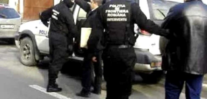 Un grup de 12 infractori, specializat în furturi, a fost destructurat de poliţie