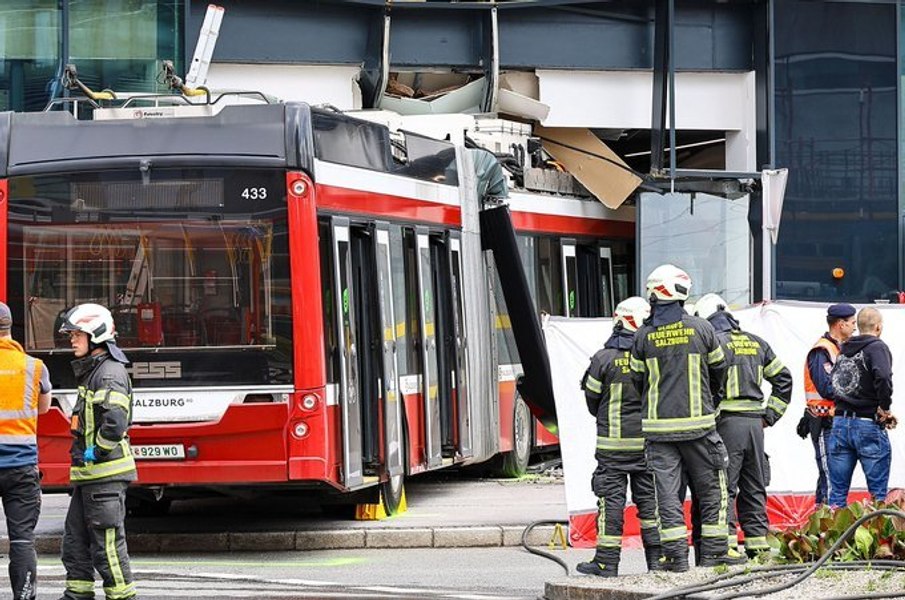 Un mort și mai mulți răniți după ce un troleibuz a intrat într-un supermarket din Austria