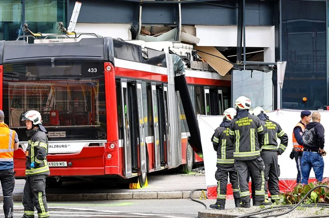 Autobuzul a intrat în supermarket FOTO: X