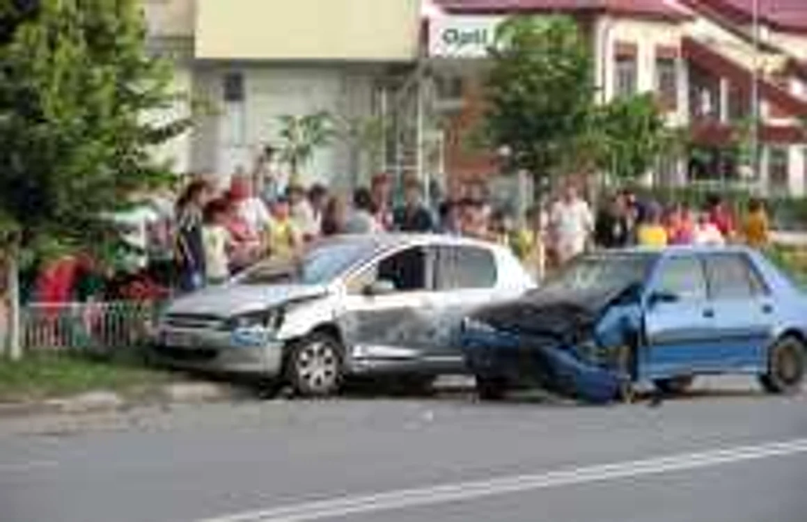 Şoferul Daciei a produs accidentul, cel al Peugeot-ului a ajuns la spital