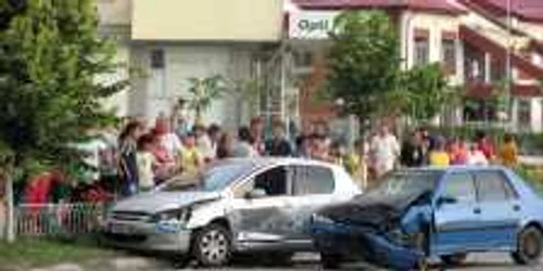 Şoferul Daciei a produs accidentul, cel al Peugeot-ului a ajuns la spital