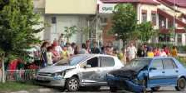Şoferul Daciei a produs accidentul, cel al Peugeot-ului a ajuns la spital